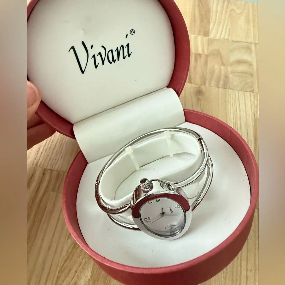 Vivani ladies oval silver tone bracelet watch NEW BATTERY